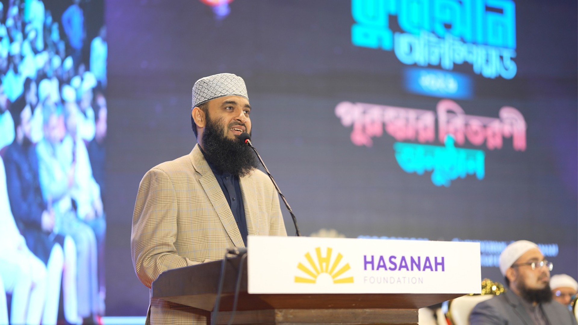 হাসানাহ কুরআন অলিম্পিয়াডের বিজয়ীদের হাতে পুরস্কার তুলে দিলেন আজহারি 